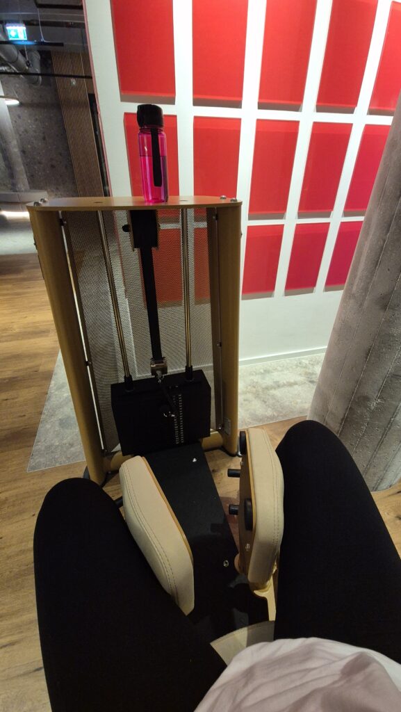 Beine an einem Trainingsgerät im Fitnessstudio