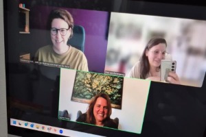 Laptop mit Zoom-Call: drei neurospicy Selbstständige beim gemeinsamen Body Doubling