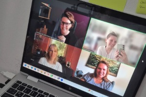Laptop mit Zoom-Call: vier neurospicy Selbstständige im virtuellen Co-Working-Büro